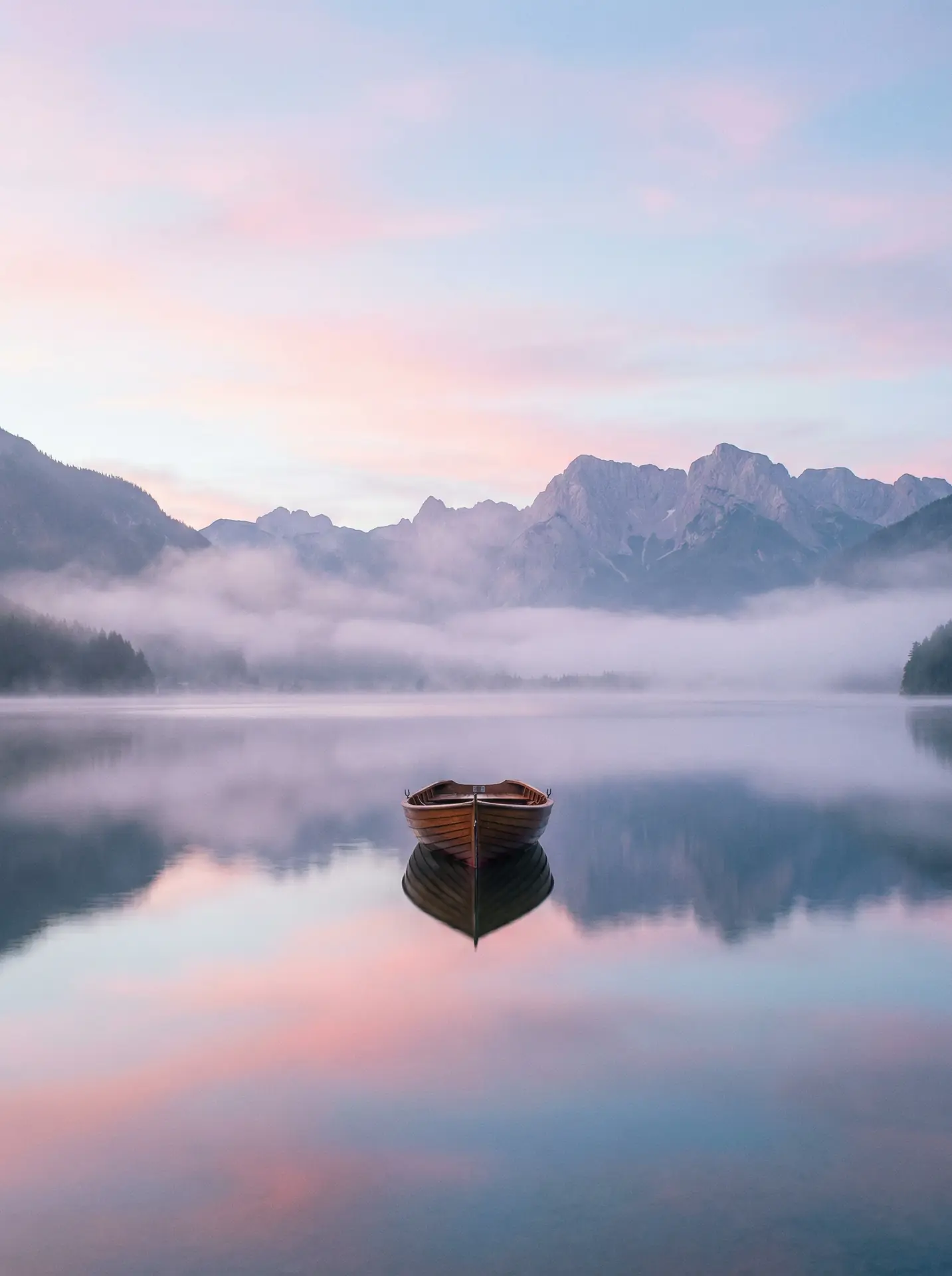 黄色软件大全下载18 精选 - 晨雾湖面倒影风景摄影